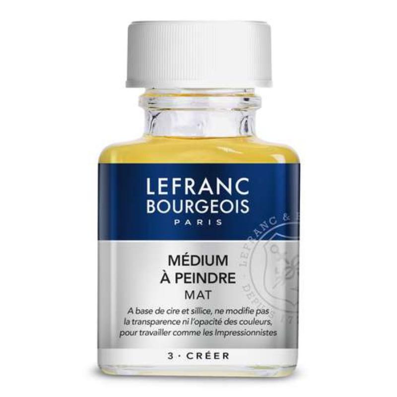 Une sélection d'outils et de peintures pour vitre sur une table d'atelier, prêts à l'emploi, mettant en valeur des pinceaux et des flacons de couleur.